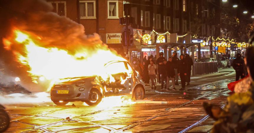 Disturbios en Bruselas tras la victoria de Marruecos en Qatar 2022- autos incendiados y pelea con la Policiacutea