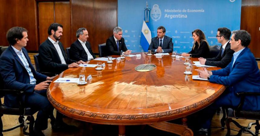 Precios Justos- Massa anuncioacute el acuerdo con las petroleras para aumentos de hasta el 4-en-porciento- mensual