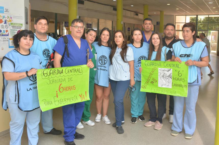 Trabajadores de enfermeriacutea reclaman la jornada de seis horas en el Molas
