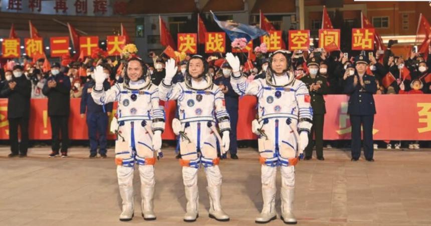 China enviacutea astronautas al Palacio Celestial en una histoacuterica misioacuten espacial