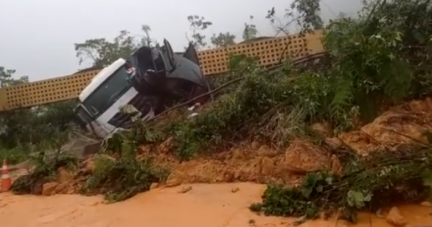 Un deslizamiento de tierra arrastroacute diez coches y cinco camiones en Brasil