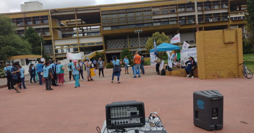 Radio y olla popular por pase a planta en Salud