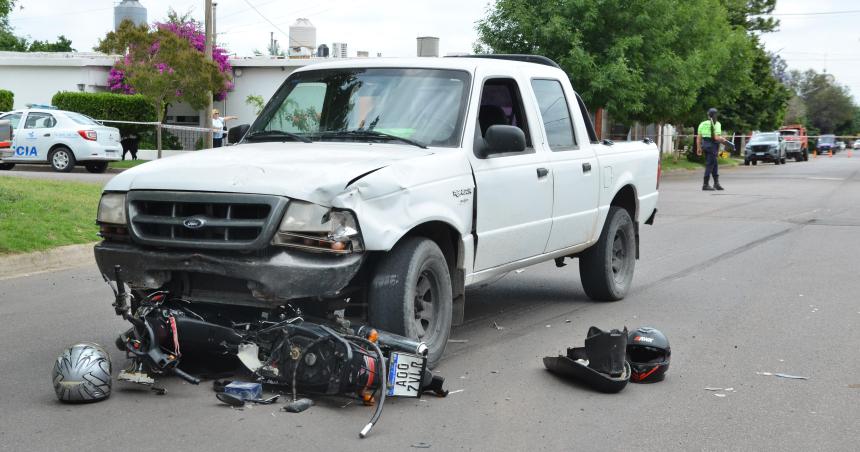 Dos motociclistas lesionados tras un choque en Villa Santillaacuten