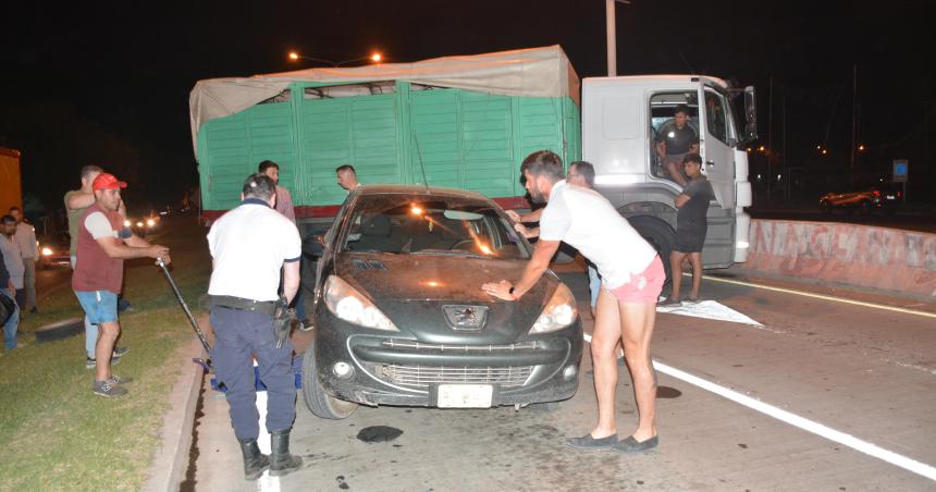 Circunvalacioacuten- un camioacuten no pudo frenar y chocoacute un auto en un semaacuteforo