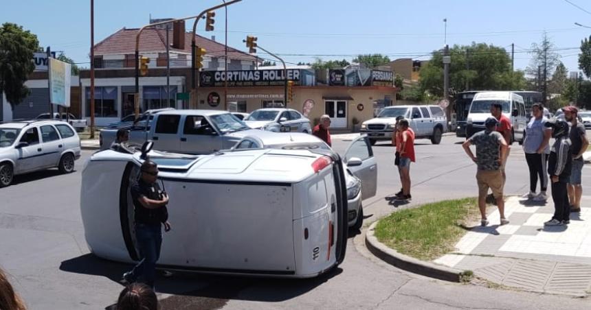 Choque y vuelco en Circunvalacioacuten y Trenel- no hubo lesionados