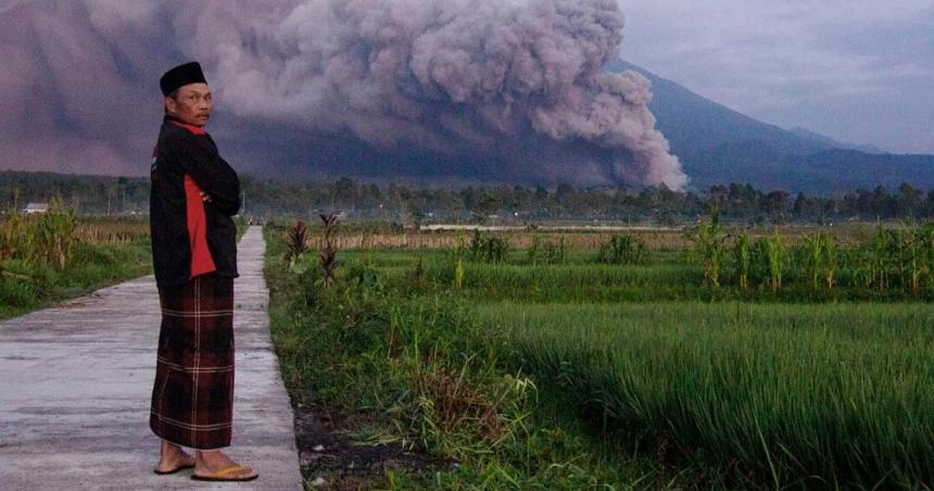 2000 evacuados en Indonesia por la erupcioacuten de un volcaacuten de la isla de Java