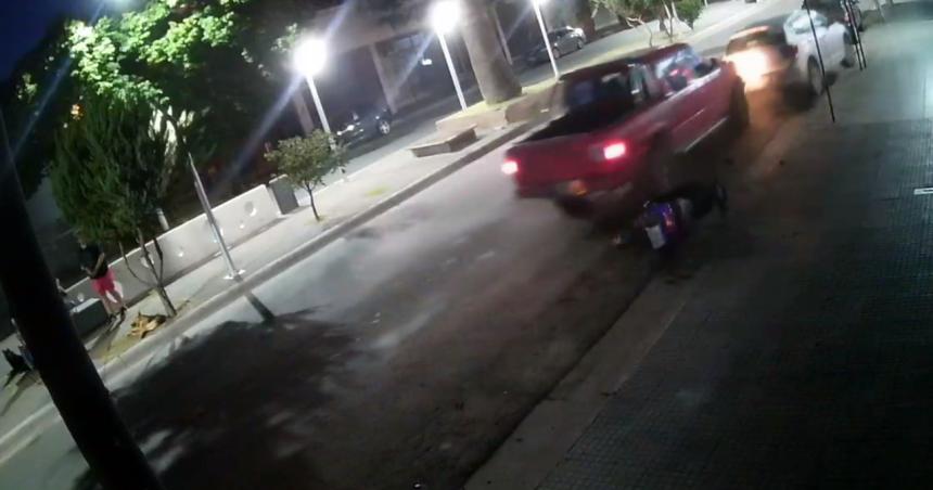 Video- chocoacute una moto y un auto en pleno centro santarrosentildeo y huyoacute