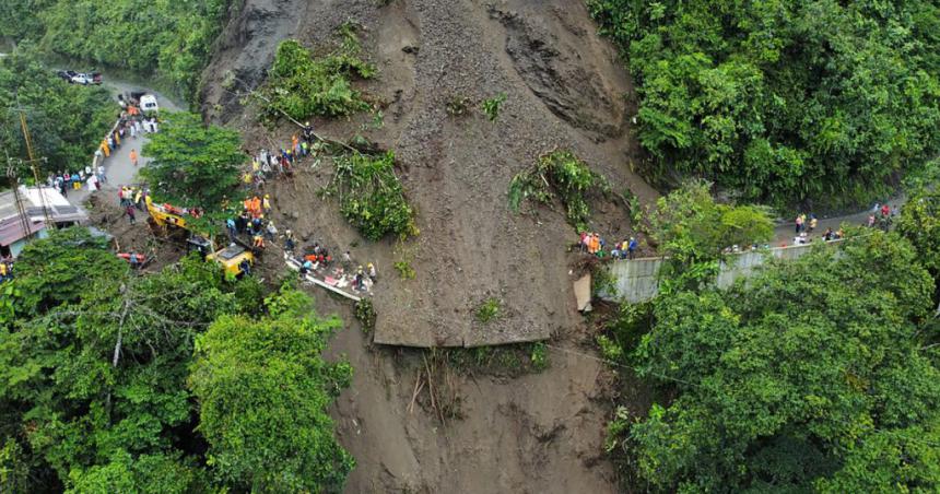 Colombia- al menos 33 muertos en autobuacutes sepultado por alud