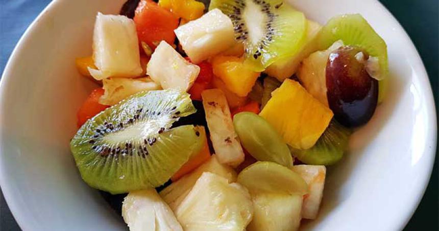 La fruta que equilibra el azuacutecar y contribuye al buen funcionamiento del hiacutegado