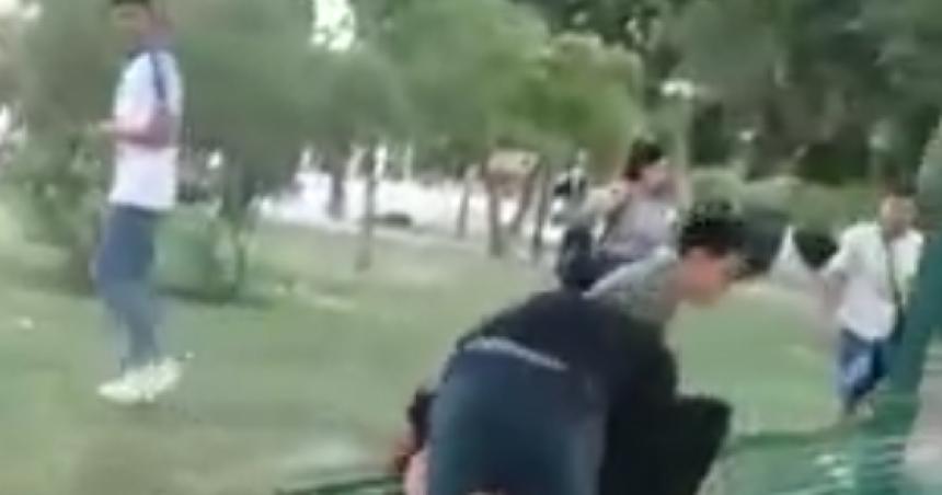 Video- batalla campal entre chicas chicos y policiacuteas en pleno centro santarrosentildeo