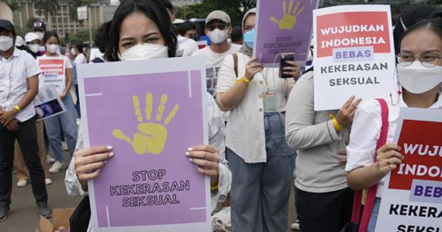 Indonesia modificoacute su coacutedigo penal y penalizaraacute el sexo fuera del matrimonio