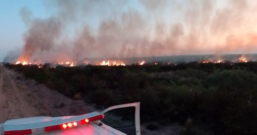 Se mantiene activo el incendio en Lihuel Calel