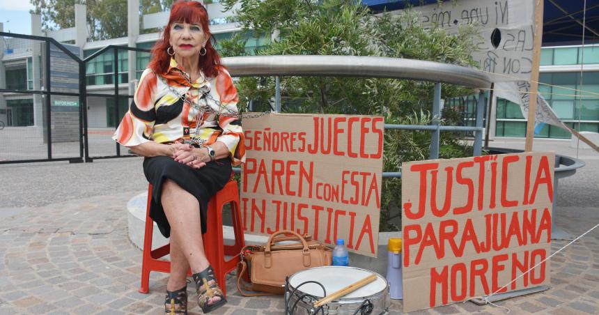 Jubilada achense se encadenoacute en reclamo de Justicia