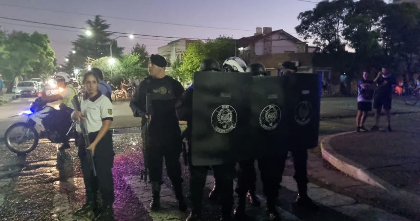 Un detenido y dos heridos por una pelea contra la policiacutea en Pico
