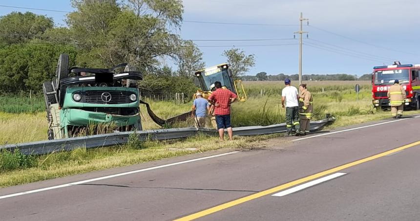 Volcoacute un camioacuten cargado con fardos cerca de Rancul