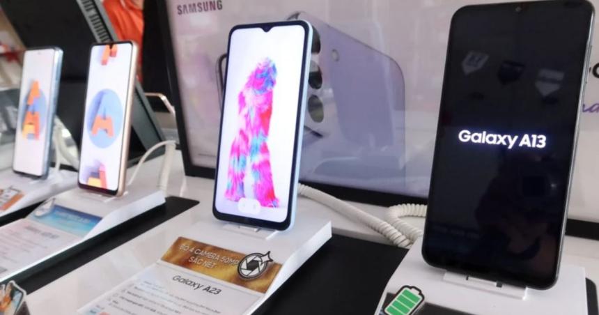 Congelan por 90 diacuteas los precios de los celulares y vuelven las 12 cuotas