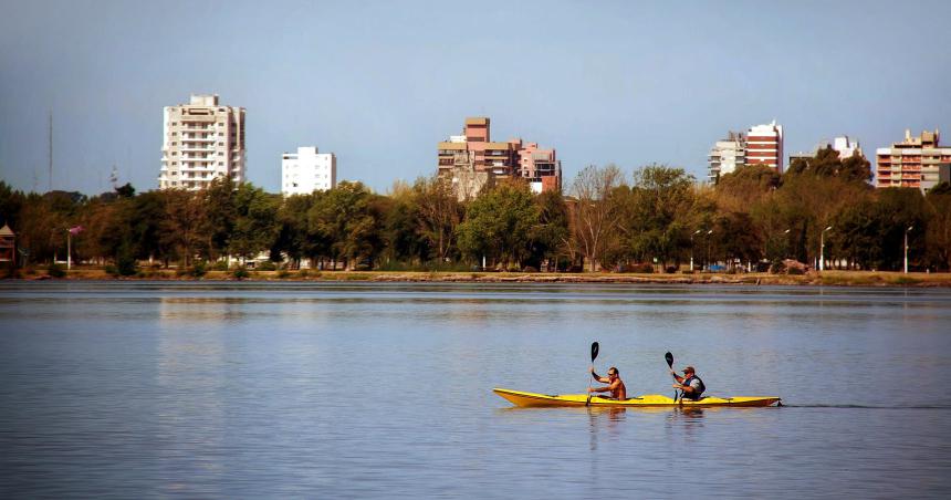 Maacutexima de 30 grados con cielo despejado