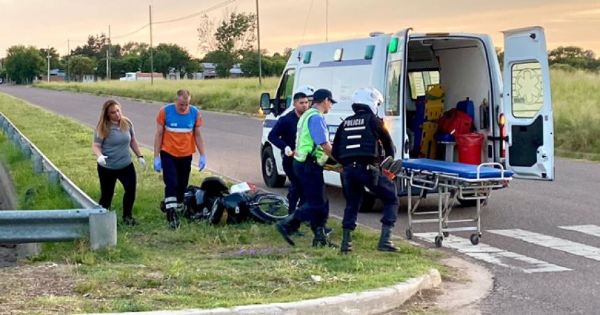 Un joven quedoacute inconsciente luego de caer de su moto