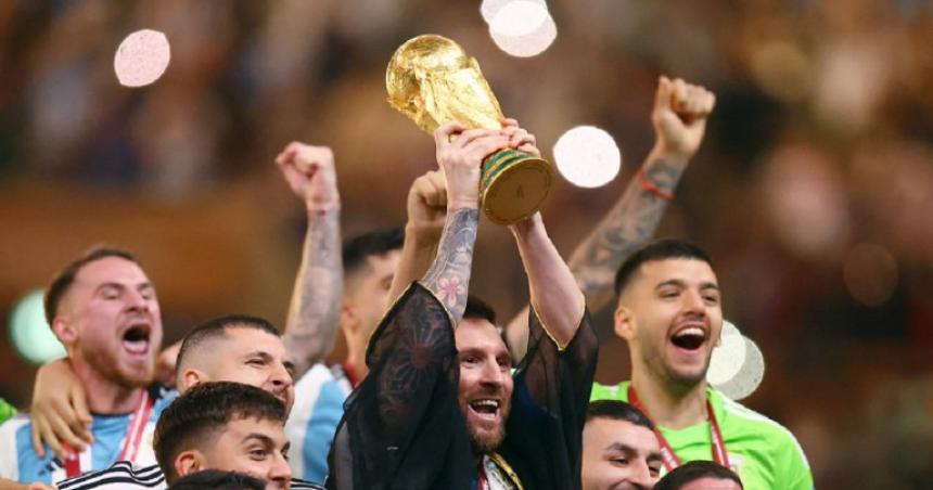 Messi levantoacute la Copa del Mundo