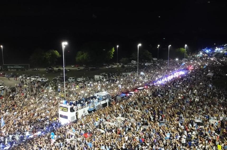 Locura por la Seleccioacuten- miles de hinchas recibieron a los campeones