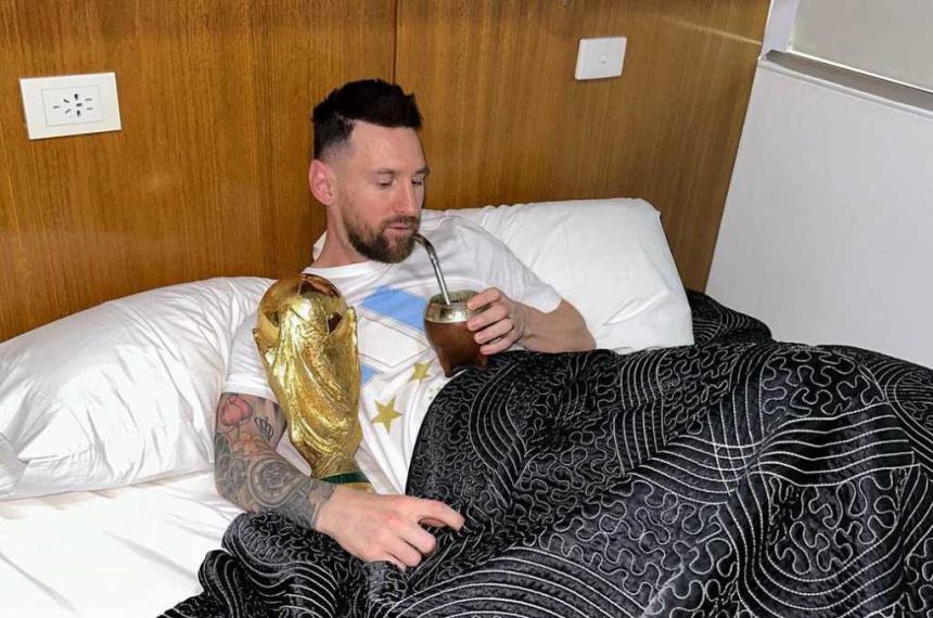 El despertar de Messi- mates y abrazado a la Copa del Mundo