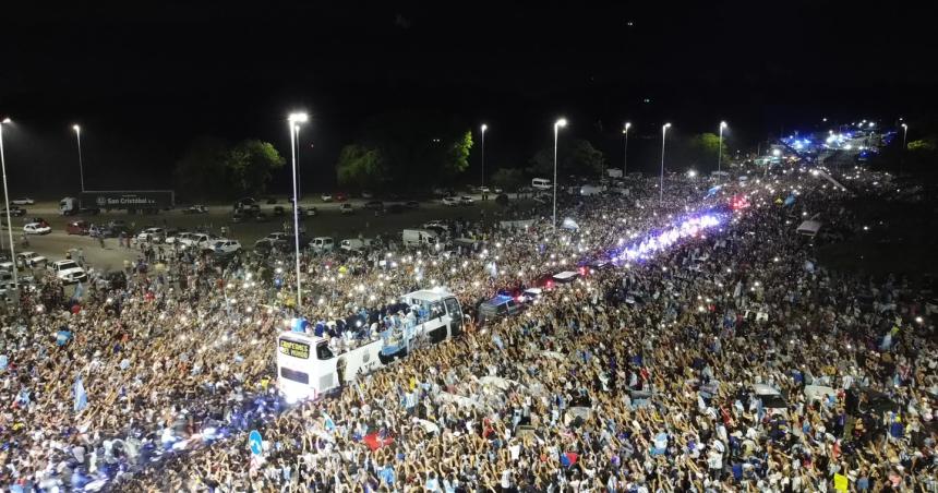 Locura por la Seleccioacuten- miles de hinchas recibieron a los campeones