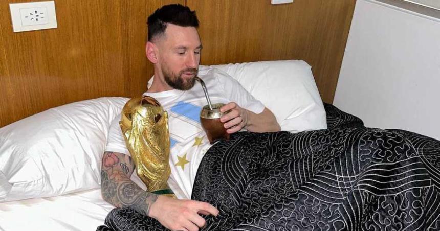 El despertar de Messi- mates y abrazado a la Copa del Mundo
