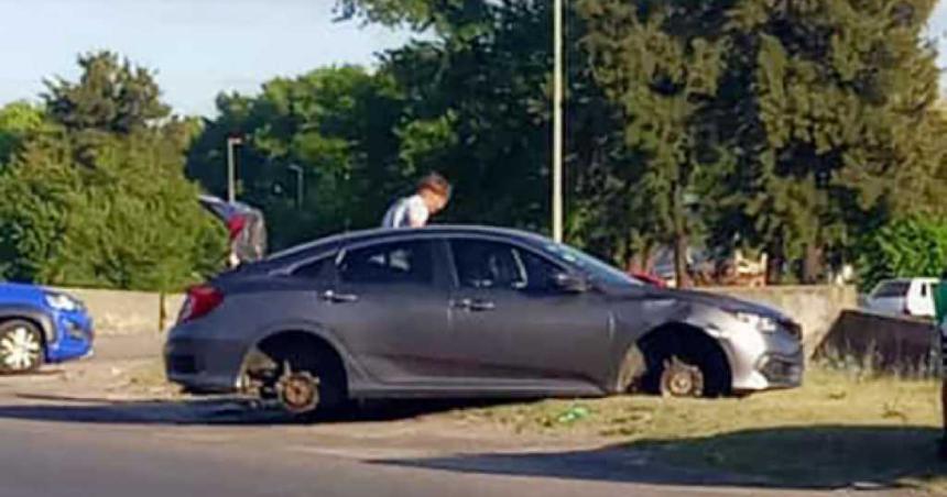  Los robarruedas asaltaron autos de los hinchas que esperaban en Ezeiza