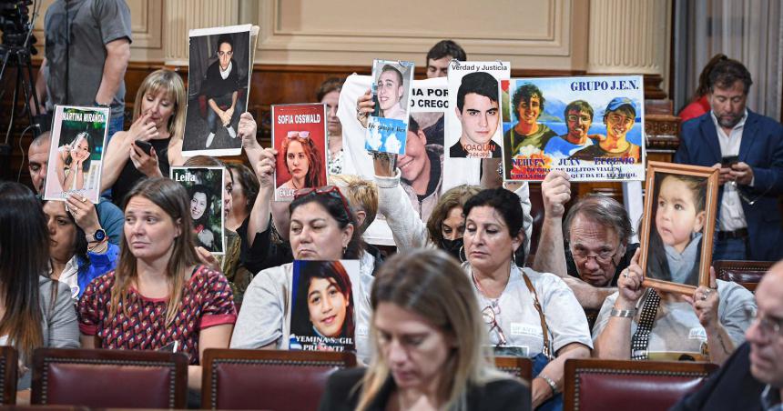 Familiares de las viacutectimas repudian la falta de respeto del Senado