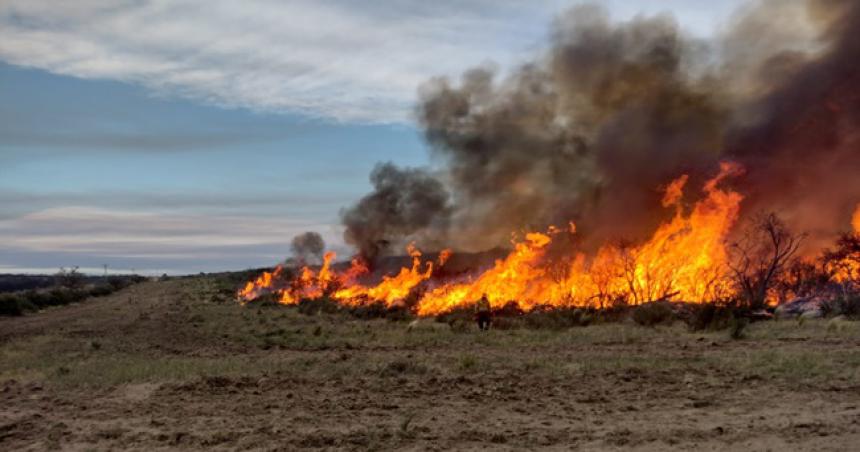 Defensa Civil intervino en dos incendios de campos