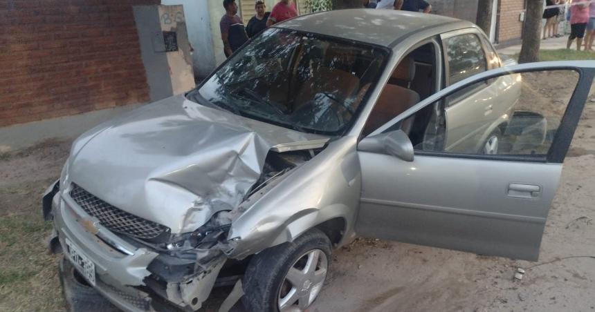 Subioacute a la vereda y chocoacute a un auto estacionado que luego arrolloacute a un nene que jugaba