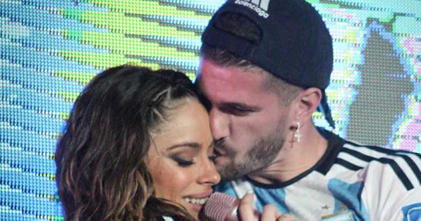 Rodrigo De Paul subioacute al escenario durante el recital de Tini y mostroacute su faceta menos conocida