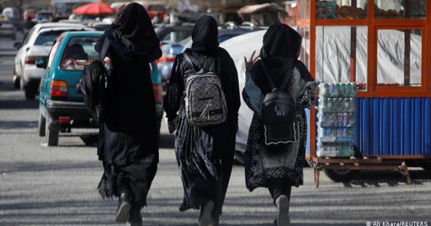 Tres ONG suspenden su trabajo en Afganistaacuten tras prohibicioacuten de emplear a mujeres