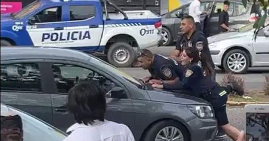 Video- arrastraron a dos efectivos policiales en el capot del auto