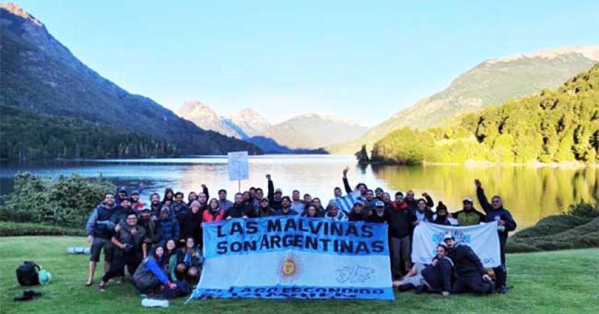 Juan Grabois llegoacute a Lago Escondido e inicioacute una protesta en la estancia del magnate britaacutenico Joe Lewis
