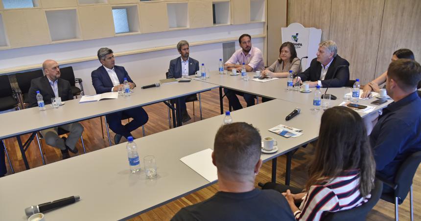 Presentaron las empresas que se instalaraacuten en la ex planta Calzar