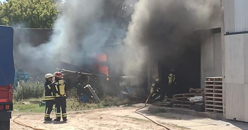 Se incendioacute un depoacutesito en pleno centro de Realicoacute