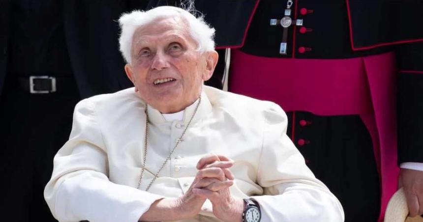 Se agravoacute la salud de Benedicto XVI y el papa Francisco pidioacute orar por eacutel