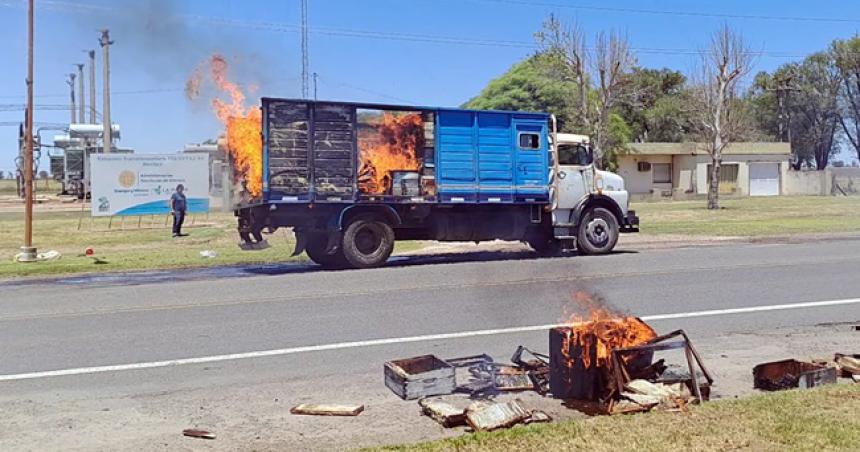 Un camioacuten de apicultores se incendioacute en la ruta nacional 188