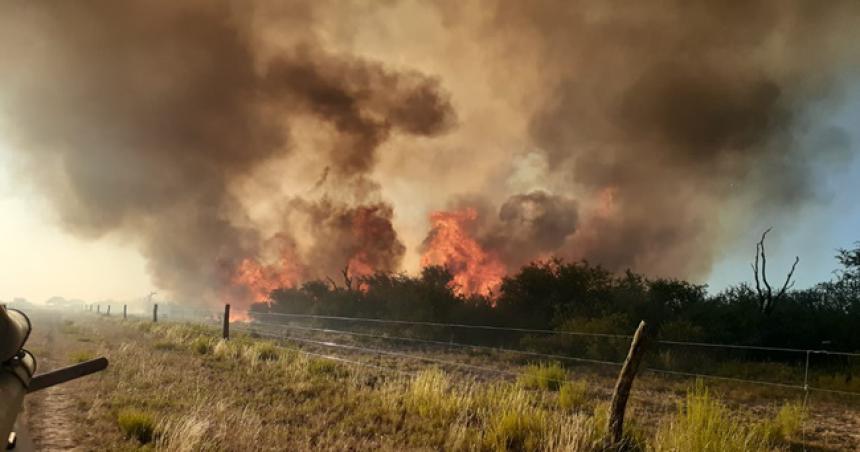 Incendio de campo al oeste de Santa Rosa