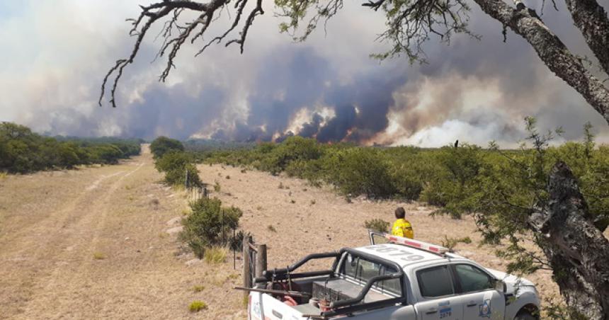 Incendio de campo al oeste de Santa Rosa