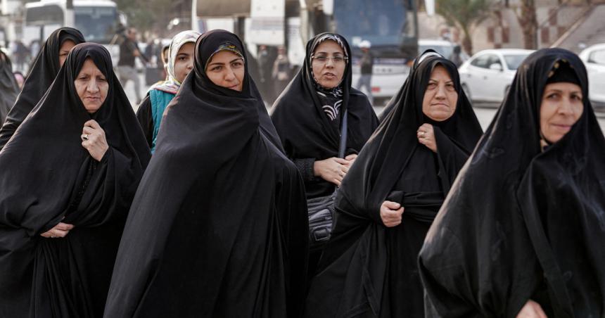 La policiacutea iraniacute volvioacute a controlar que las mujeres usen el velo