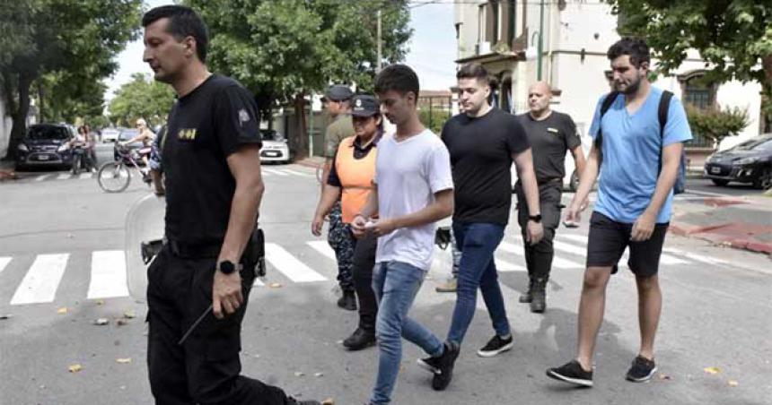 Sentildealan a Thomsen Comelli y Luciano Pertossi como quienes patearon a Fernando 