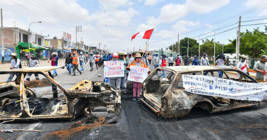 Bloqueos y marchas en distintas regiones de Peruacute en el reinicio de las protestas