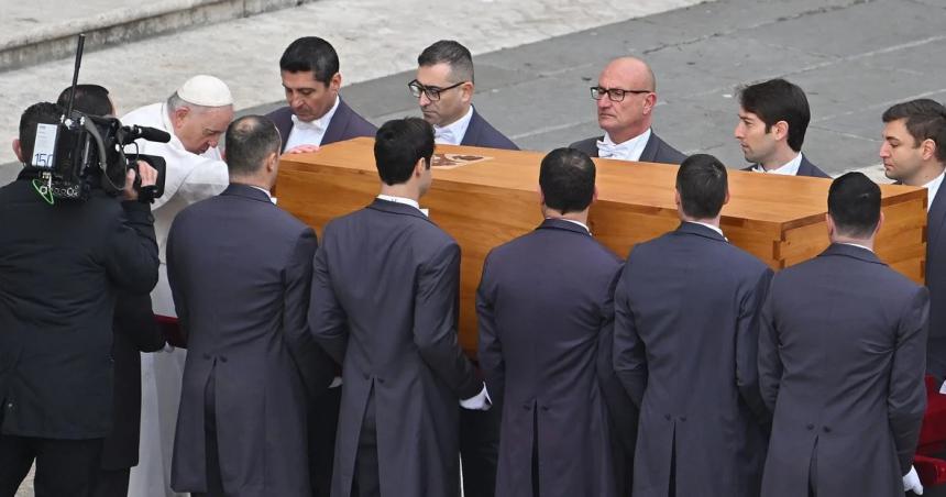 El papa Francisco presidioacute el funeral de Benedicto XVI ante una multitud