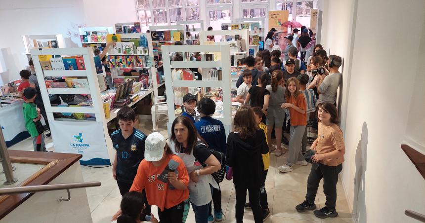 Extienden la convocatoria para escritores joacutevenes