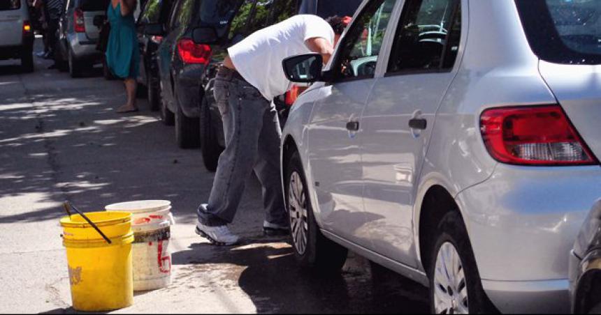 Un trapito se fue de compras con un auto que le dieron para lavar