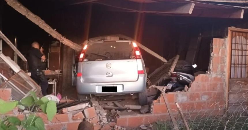 Tragedia en Moreno- un auto con un conductor alcoholizado se incrustoacute en una casa y matoacute a dos nenes