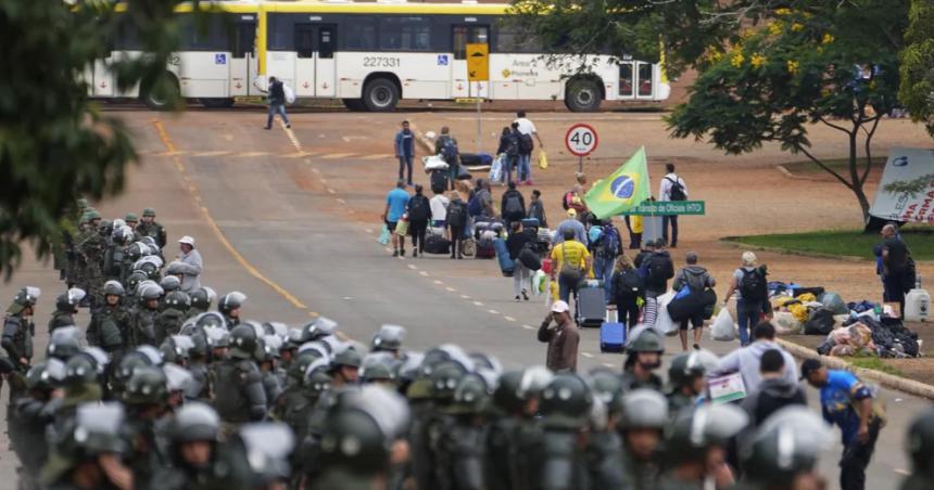 Suspenden al gobernador de Brasilia y desmantelan campamentos bolsonaristas