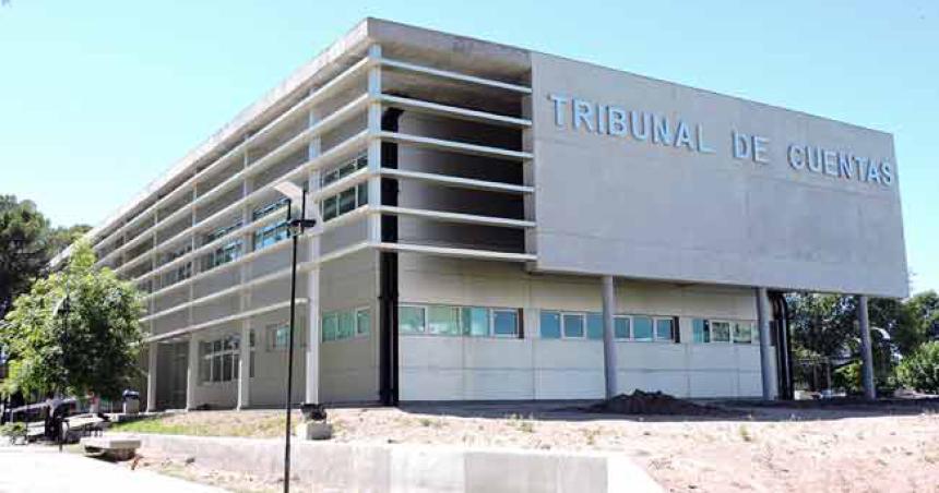 Multaron a dos policiacuteas por extraviar una pistola y chaleco